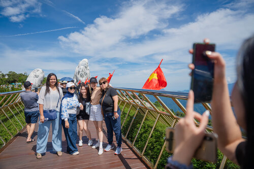 The national flags decorated on the Golden Bridge on the occasion of National Day, September 2, brought many emotions to foreign tourists. Photo: Ha