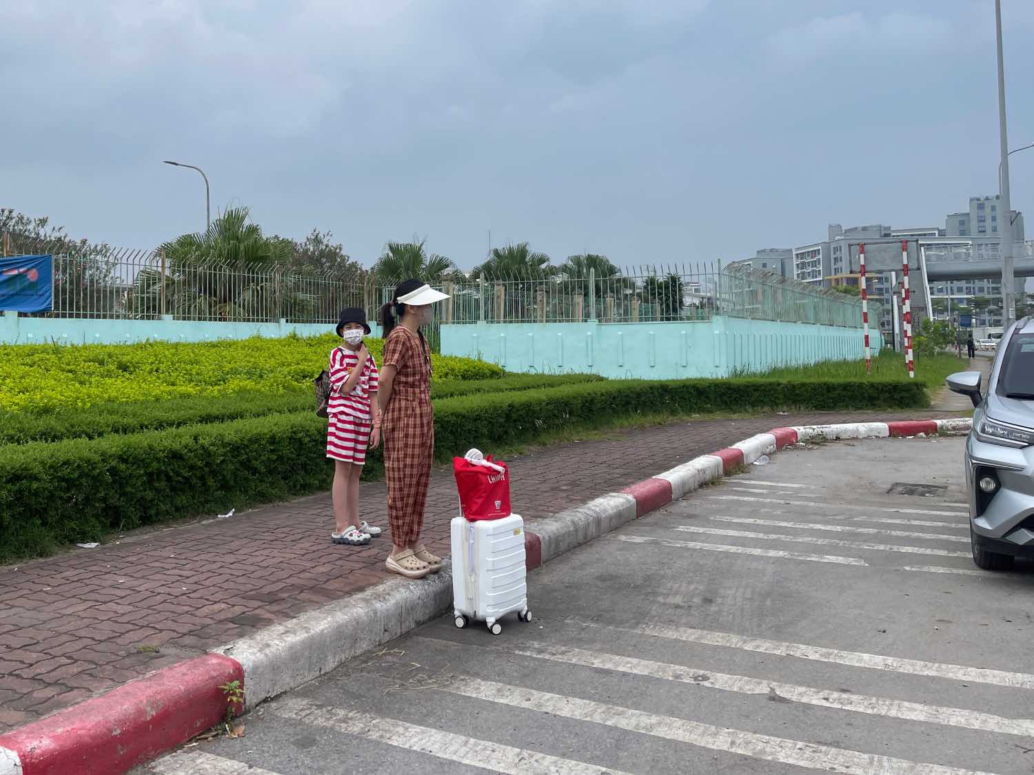 Ms. Thuy and her daughter are preparing to travel during the holidays. Photo: Khanh An