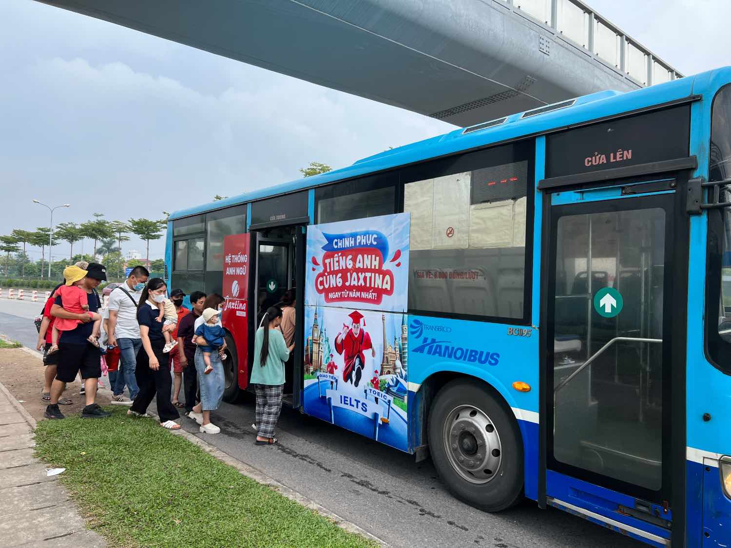 Many workers decided to stay in Hanoi to enjoy the holiday. Photo: Khanh An