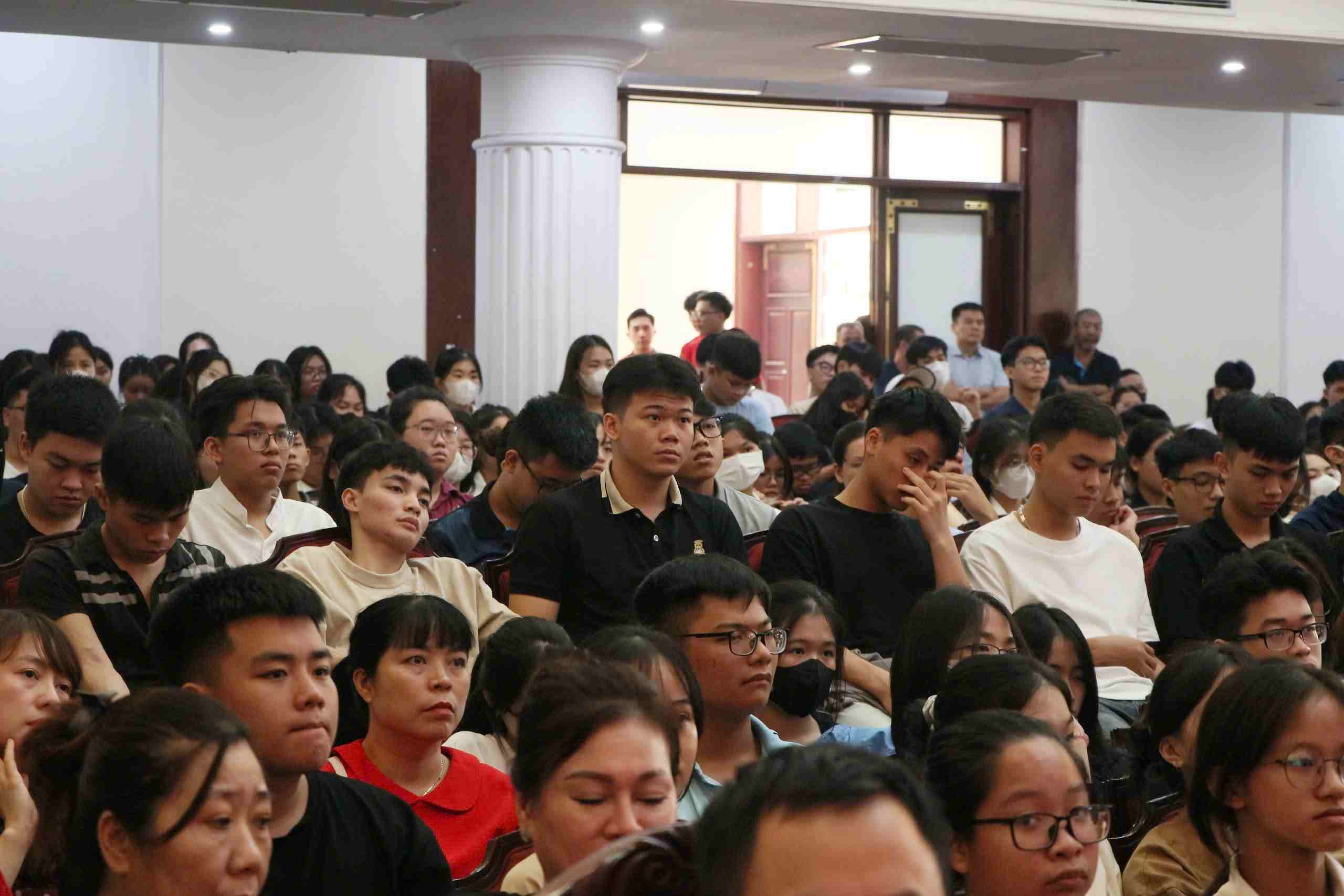 Các tân sinh viên Đại học Y Dược lắng nghe chia sẻ của các thầy cô. Ảnh: Nhà trường cung cấp