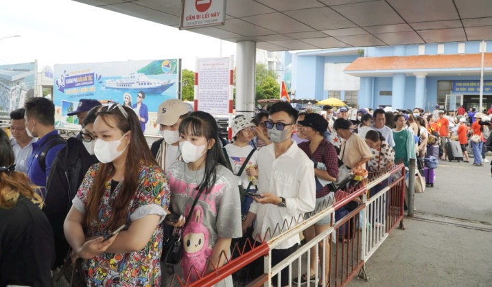 Trong những ngày lễ có khoảng hơn 30 chuyến tàu, phà chở hàng ngàn hành khách ra các đảo mỗi ngày. Các đại lý vé tàu, phà cao tốc cũng cho hay vé đi từ Rạch Giá ra các đảo trong 2 ngày đầu kỳ nghỉ lễ đã hết. Các đại lý đã nhận khách mua vé từ sớm trước lễ.