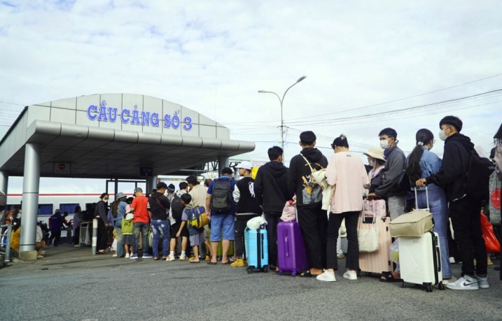 Anh Lý Văn Hùng, du khách đến từ Cần Thơ cho hay: “Đoàn của chúng tôi hôm nay đi Phú Quốc, lần trước đã đi Hòn Sơn rồi nên lần này đổi địa điểm cho đa dạng. Nhưng mà đoàn thích đi các điểm biển đảo của Kiên Giang vì đường đi thuận lợi, không quá xa mà cảnh lại rất đẹp, chi phí vừa phải. Chúng tôi cũng có hoạt động nhóm ở bãi biển và các đảo của Kiên Giang thì rất phù hợp để tổ chức”. 