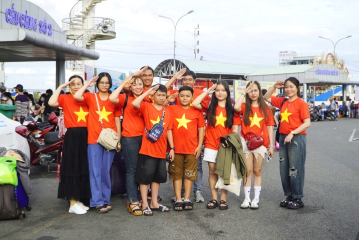 Em Nguyễn Ngọc Phương Thy, du khách đến từ Kiên Giang hào hứng chia sẻ, cả gia đình em chọn Hòn Sơn vì vừa đẹp lại dễ đi. “Đi chơi trong dịp nghỉ lễ 2.9 nên cả nhà em đã chọn trang phục có hình ảnh cờ đỏ sao vàng để mừng ngày Tết độc lập và em thấy ý nghĩa khi mặc áo này chụp ảnh nơi biển đảo của Tổ quốc”. 