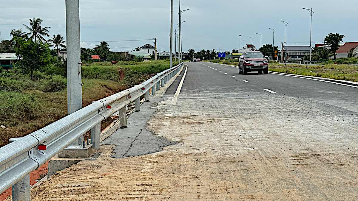 Cars traveling on DT.719B road at noon on September 1. Photo: Duy Tuan