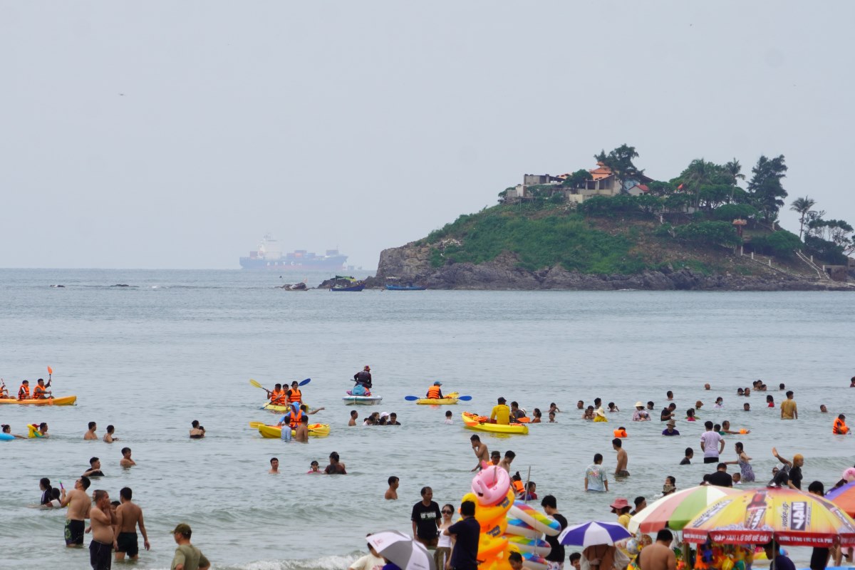 Although the weather is not nice, cool and windy, the sea surface is very calm, only has slight waves, safe for playing and swimming. Photo: Thanh An