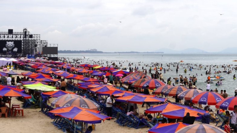 The sea is calm, many tourists comfortably take a dip. On the shore is the stage of the EDM event taking place on the evening of September 1, open to the public and tourists for free. As expected, tonight's low tide will create a wide sandy beach so that many people can participate in this exciting event. Previously, a similar event was held on the evening of August 31, although affected by thunderstorms, it still attracted more than 40,000 participants. Photo: Thanh An