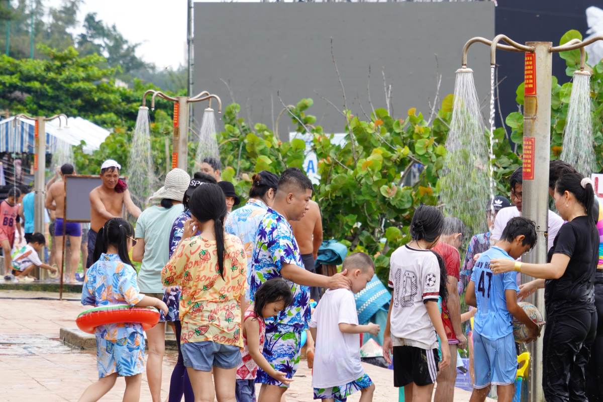 The number of visitors pouring into the sea is large, the free fresh water shower stations are operating at full capacity.