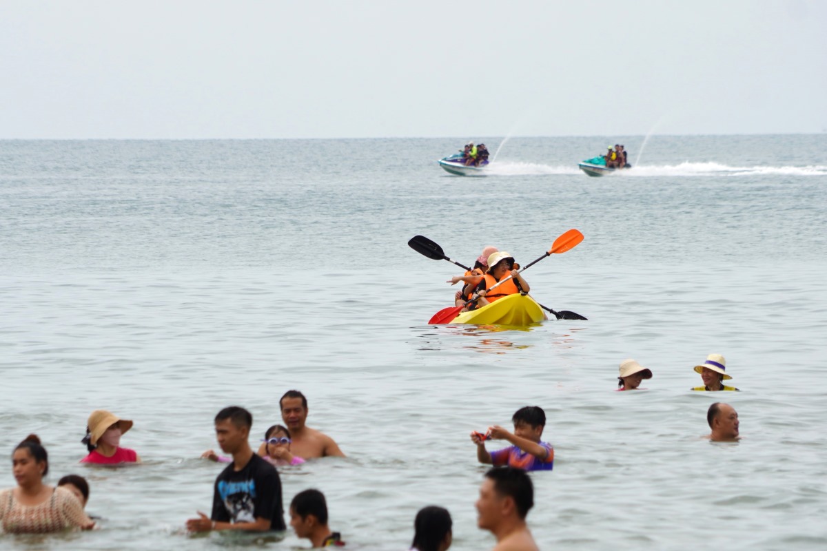 Many tourists are excited about sports. Photo: Thanh An