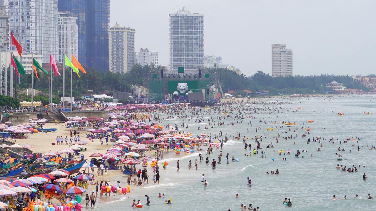 On September 1, the second day of the September 2 holiday, due to the influence of thunderstorms, the sky in Vung Tau City was gloomy, but still attracted many people and tourists to enjoy swimming in the sea. Previously, on August 30 and 31, thunderstorms occurred over a large area, affecting the lives of many people in Ba Ria - Vung Tau province. Photo: Thanh An