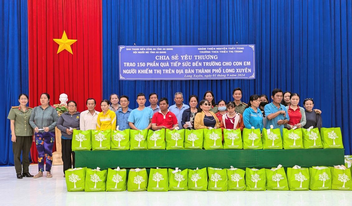 Scene of the gift giving ceremony for the blind and their children in difficult circumstances, coordinated by the An Giang Provincial Police Union. Photo: Nghiem Tuc