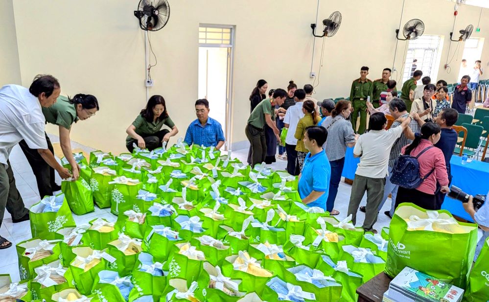 Members join hands to prepare 150 gifts. Photo: Nghiem Tuc