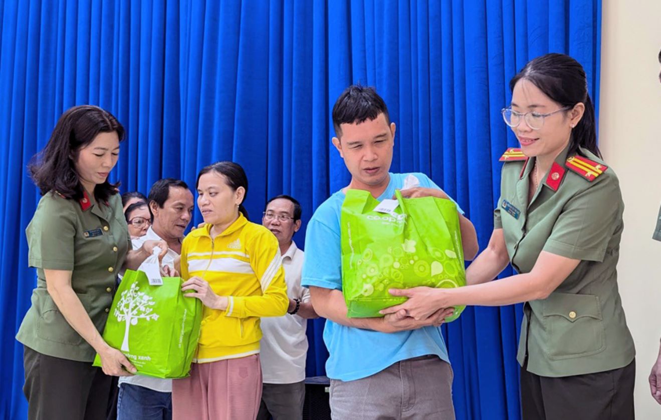 An Giang Provincial Police Union coordinated to give gifts to blind people living in Long Xuyen City. Photo: Nghiem Tuc