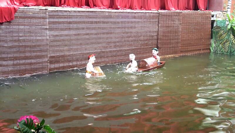 Mừng lễ Quốc Khánh nhiều người đến Hoàng thành Thăng Long xem múa rối. Ảnh: Hoàng Lộc