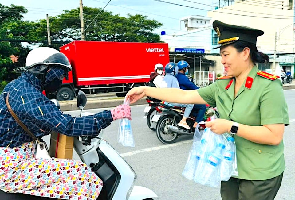 For many years, Ben Luc District Police have coordinated to mobilize and organize activities to support people returning to their hometowns during holidays and Tet. Photo: An Long