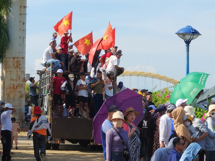 Hàng ngàn người dân đổ về hai bên bờ sông Hàn (TP Đà Nẵng) để cổ vũ cho giải đua thuyền truyền thống 2024. Ảnh: Nguyễn Linh