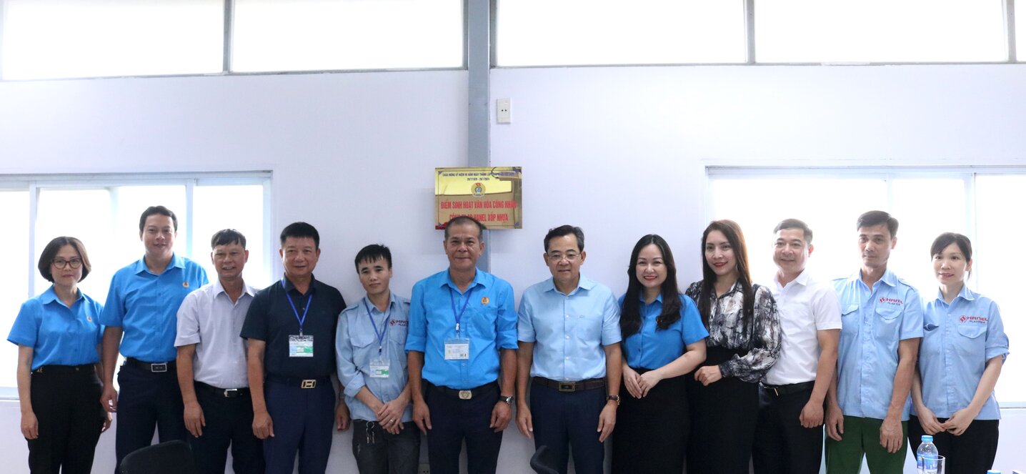 Lễ ra mắt Điểm sinh hoạt văn hóa công nhân Công ty Cổ phần Hanel Xốp nhựa có sự đóng góp của người lao động Công ty. Ảnh: CĐCS