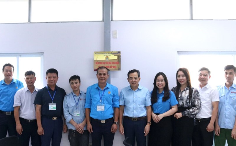 Lễ ra mắt Điểm sinh hoạt văn hóa công nhân Công ty Cổ phần Hanel Xốp nhựa có sự đóng góp của người lao động Công ty. Ảnh: CĐCS