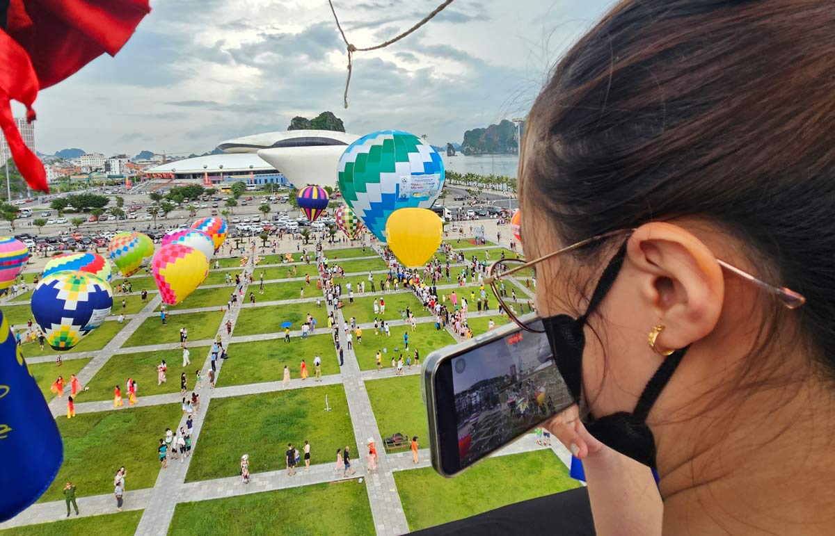 Trải nghiệm bay khinh khí cầu ngắm vịnh Hạ Long. Ảnh: Đoàn Hưng