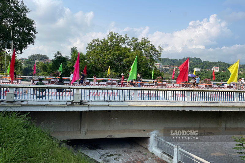 The number of people leaving the country through Lao Cai International Border Gate has decreased sharply compared to the first day of the holiday. Photo: Dinh Dai