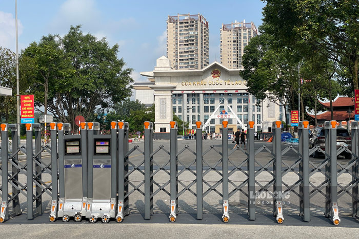 Du khách qua Cửa khẩu Quốc tế Lào Cai rải thác, thưa thớt vào ngày 1.9. Ảnh: Đinh Đại