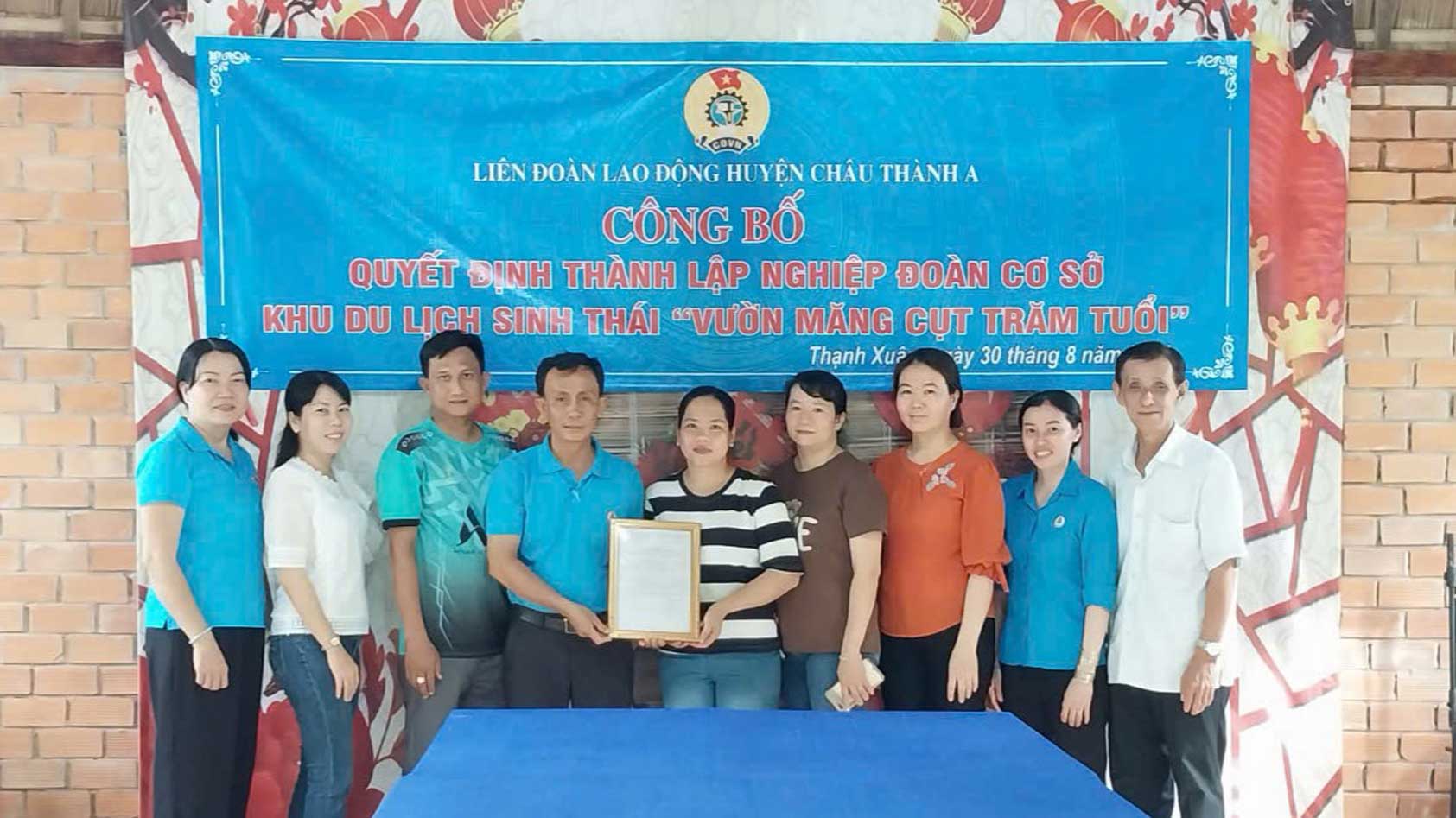 Ceremony to announce the Decision to establish the Grassroots Union of the Eco-tourism Area “Century Mangosteen Garden”. Photo: Provided by the Unit