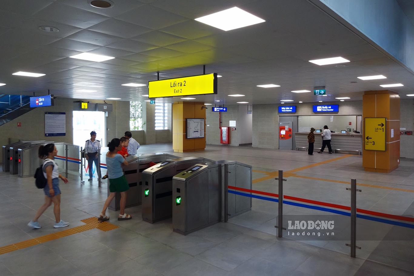 Le Duc Tho station is very empty of passengers because most people get on the train from station S8 (Cau Giay) or station S1 (Nhon).