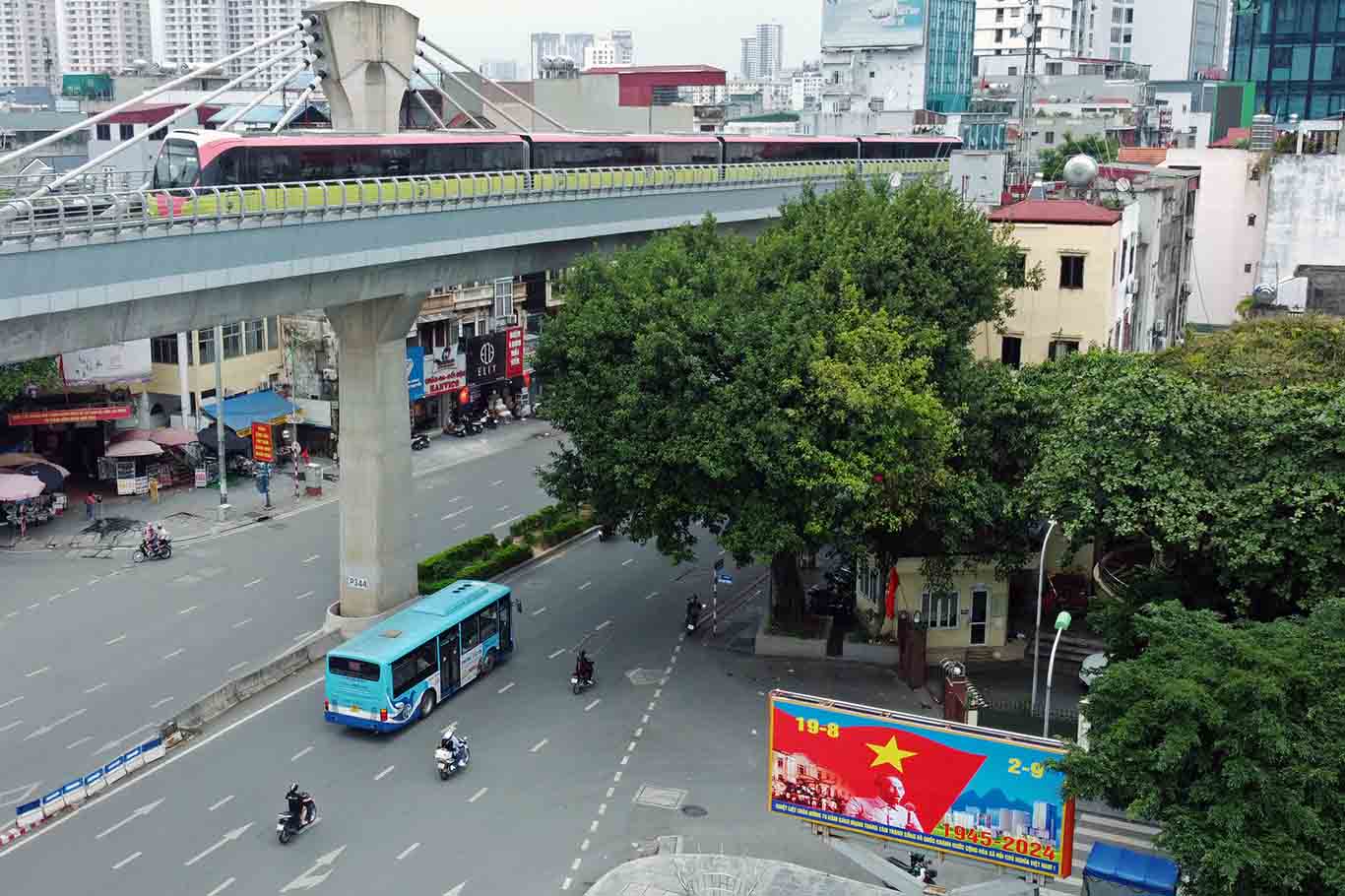 There are currently no specific statistics on the number of visitors to experience the Nhon - Hanoi Railway Station metro train during the National Day holiday on September 2 this year. However, the number of visitors is expected to increase in the coming days.