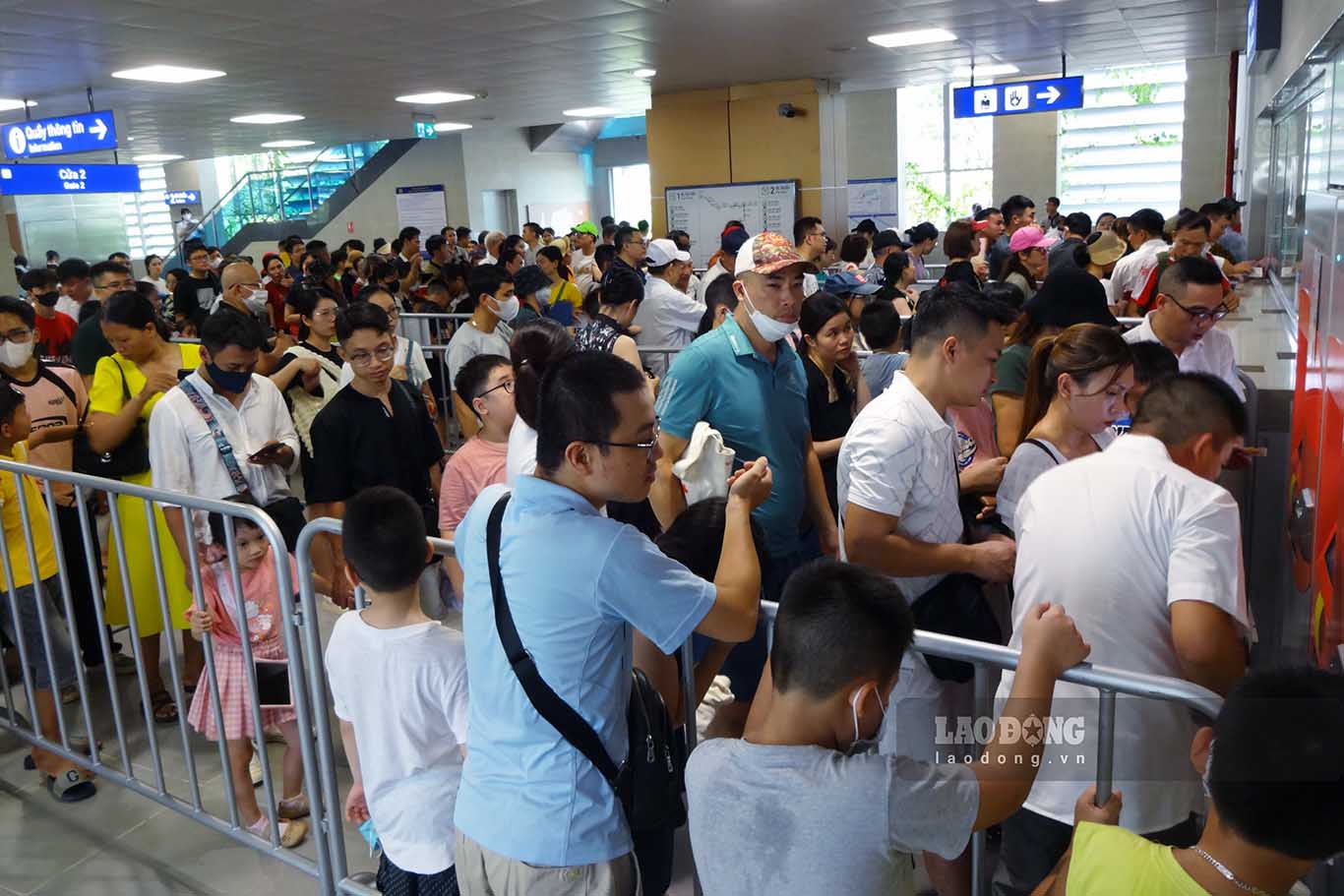 The ticket sales area at S8 station is always packed with people. Sharing with reporters, Ms. Nguyen Thi Phuong (Nghe An) said that her family took her son to Hanoi to attend university, so they took the opportunity to experience the train together. "The family also anticipated that there would be a lot of passengers because it was a holiday, but did not expect it to be this crowded," Ms. Phuong shared.