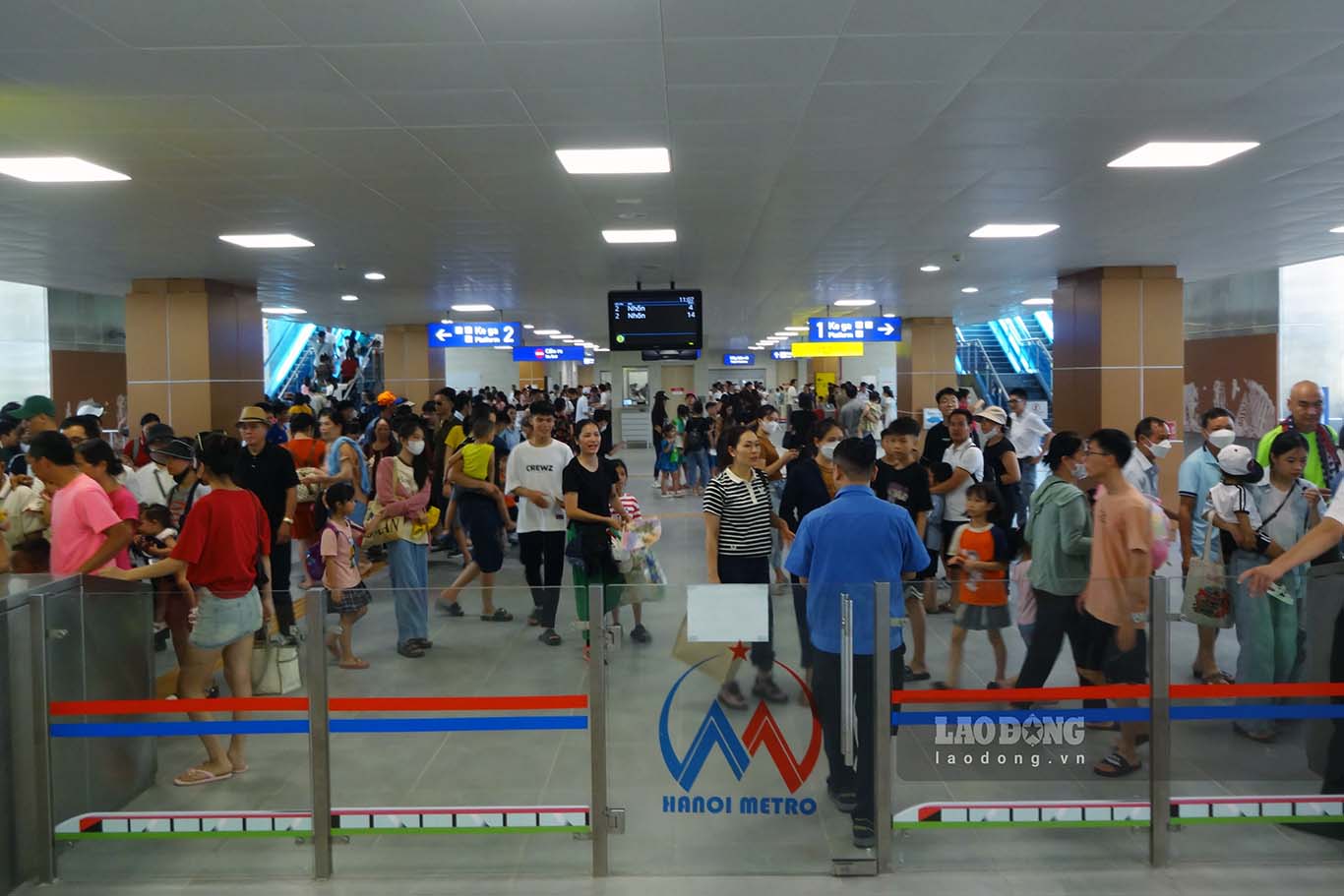 On September 1, the Nhon - Hanoi Railway Station metro lines welcomed a huge number of passengers. Early in the morning at the S8 station (Cau Giay), many people came to buy tickets to experience this metro line.