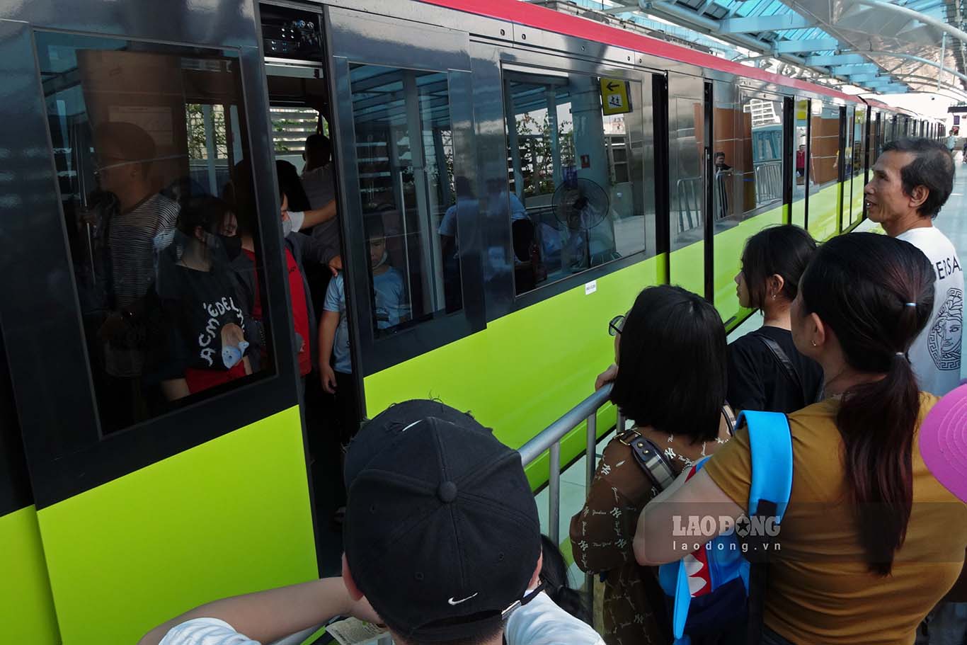 Some trains had to "share" passengers with later trains because they were too crowded.