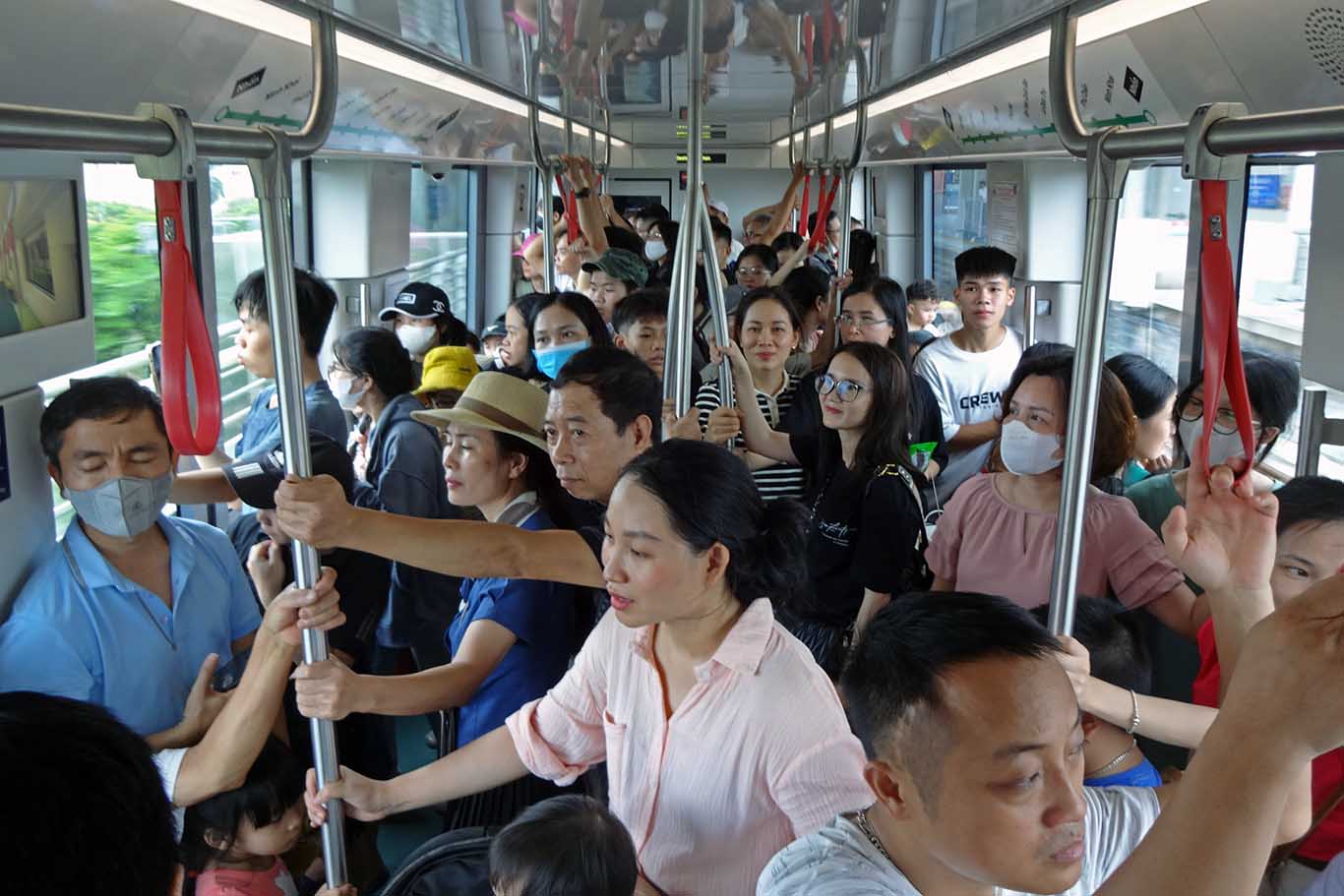 Inside a train at nearly 12 noon today (September 1), almost all seats and standing places were full.