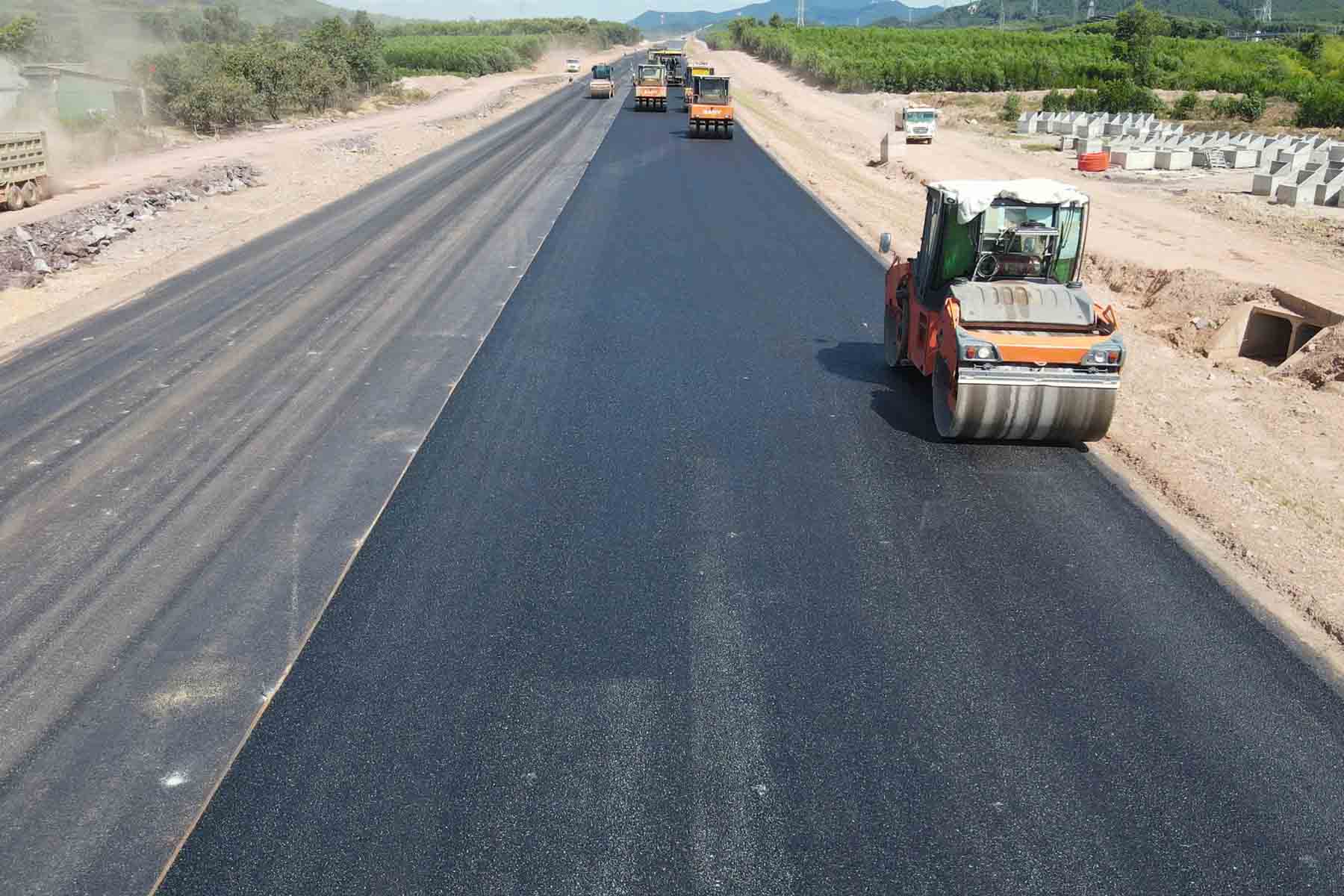 Many sections of the highway in Ha Tinh have been paved with asphalt. Photo: Tran Tuan.