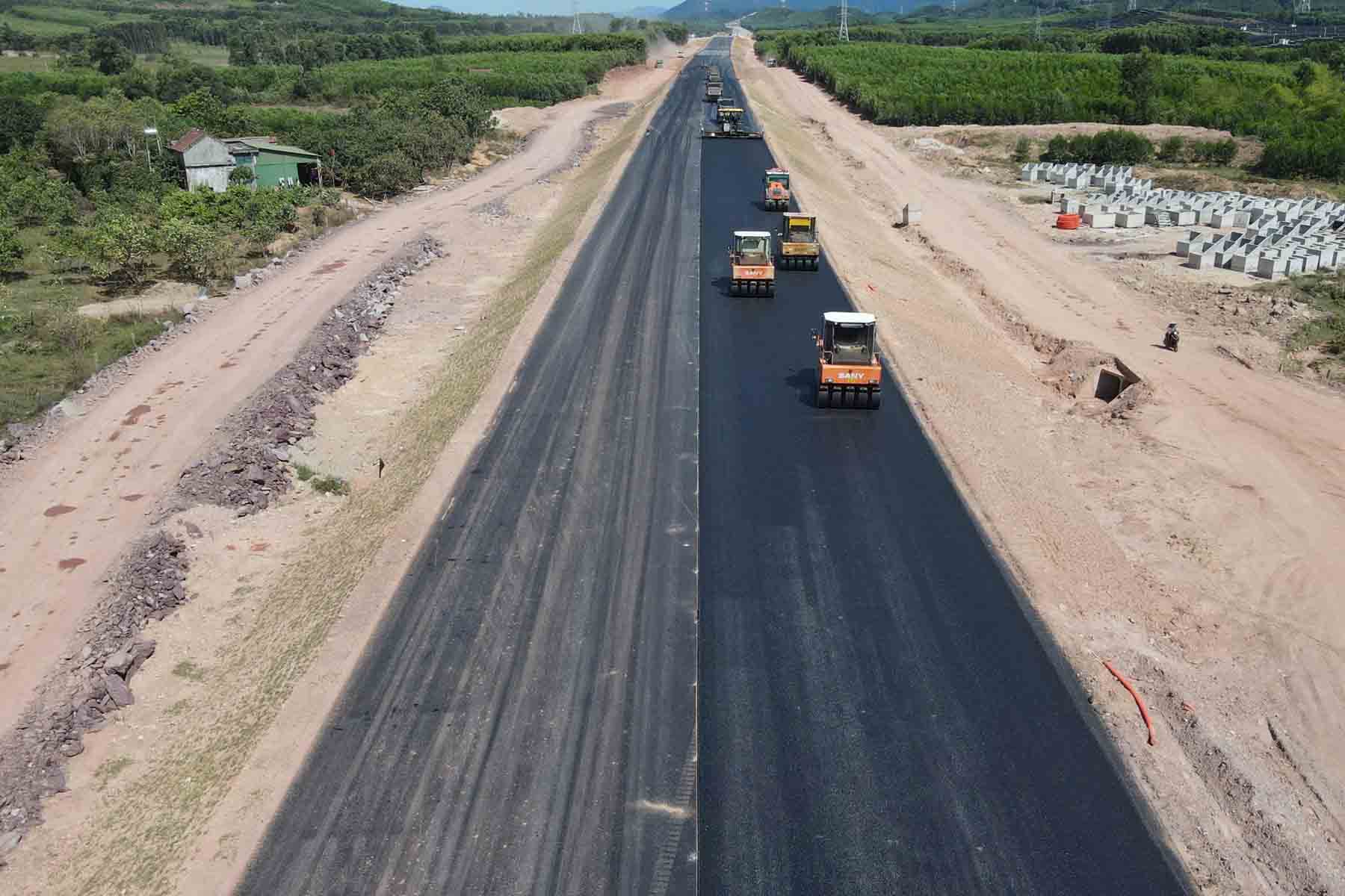 The contractor strives to complete the North-South expressway project through Ha Tinh by April 30, 2025. Photo: Tran Tuan.