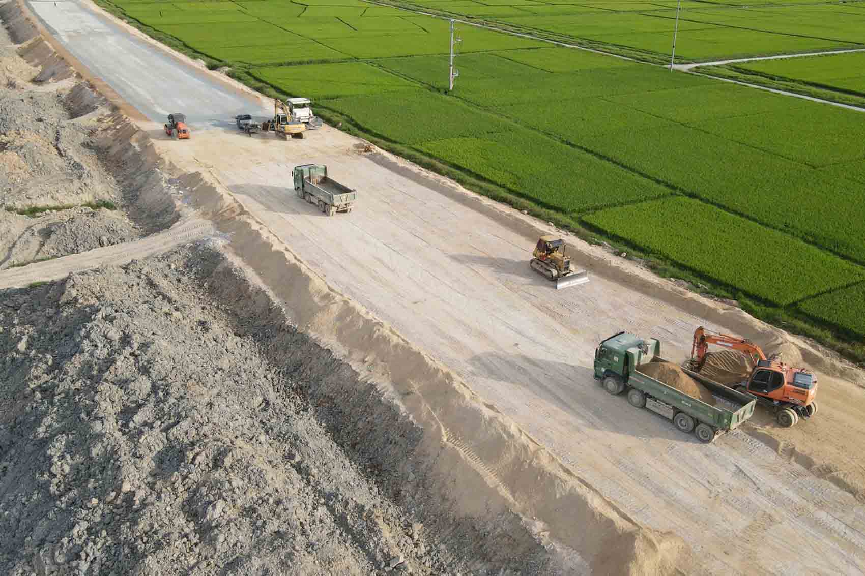 The North-South Expressway through Ha Tinh is being accelerated by the construction contractor. Photo: Tran Tuan.