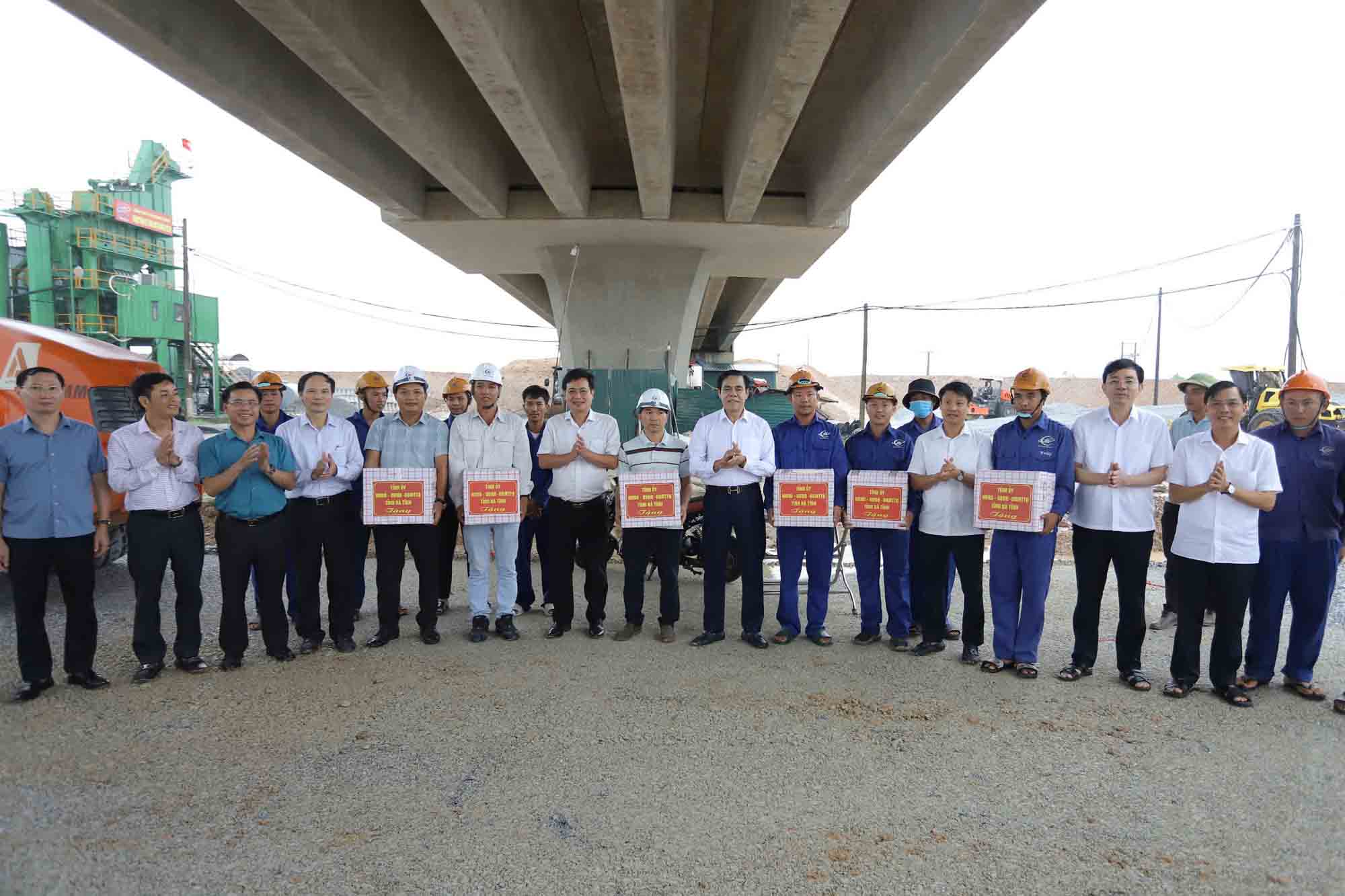 The delegation of Ha Tinh province led by Mr. Vo Trong Hai - Chairman of Ha Tinh Provincial People's Committee presented gifts to encourage officers and workers constructing the Ham Nghi - Vung Ang expressway in Tan Lam Huong commune, Thach Ha district. Photo: Tran Tuan.