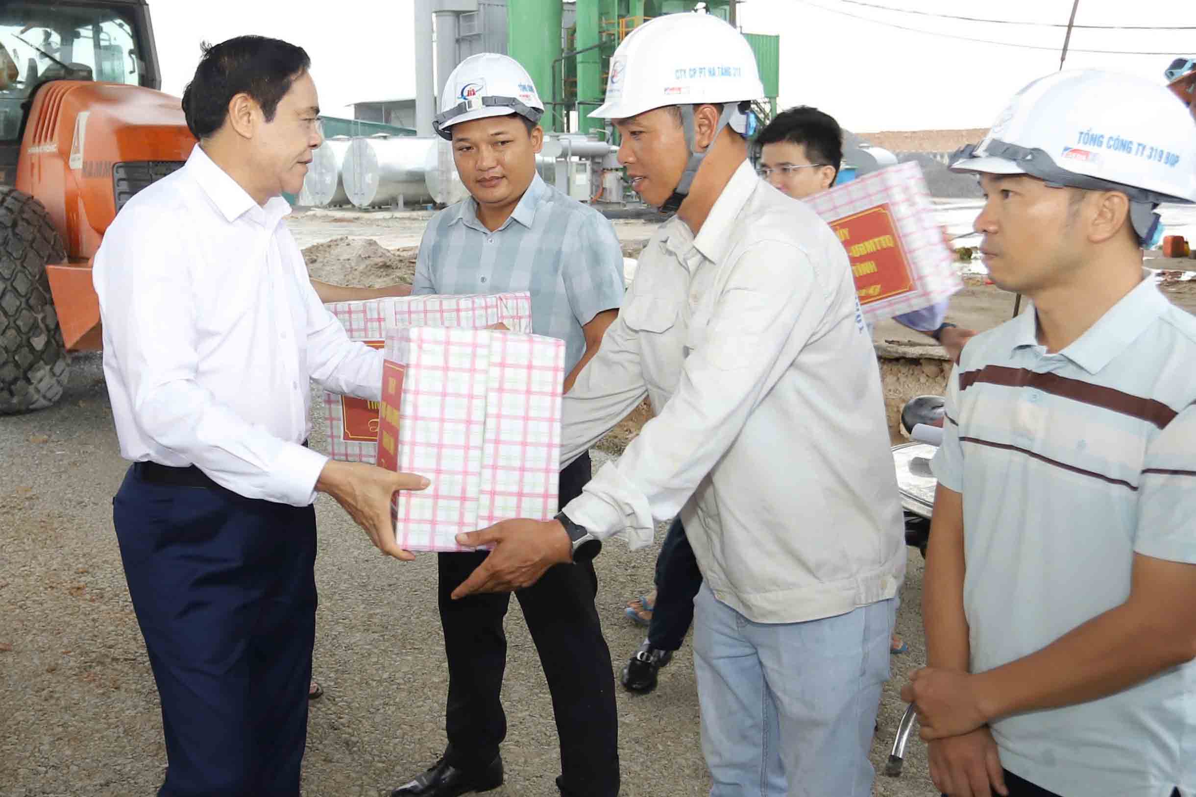 Ông Võ Trọng Hải - Chủ tịch UBND tỉnh Hà Tĩnh tặng quà cán bộ kĩ sư, công nhân thi công cao tốc đoạn Bãi Vọt - Hàm Nghi. Ảnh: Trần Tuấn.