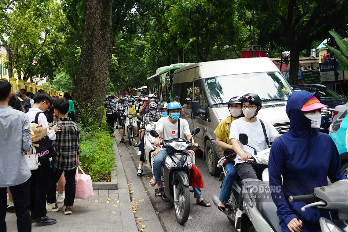 Từ 9 giờ sáng, con phố đã bắt đầu đông đúc. Tới 10 giờ, vỉa hè khu vực cổng trường THPT Phan Đình Phùng, Nhà thờ Cửa Bắc, cổng Bắc (Bắc Môn) thành Hà Nội chật cứng người dân và du khách, xe máy xếp thành hàng dài.