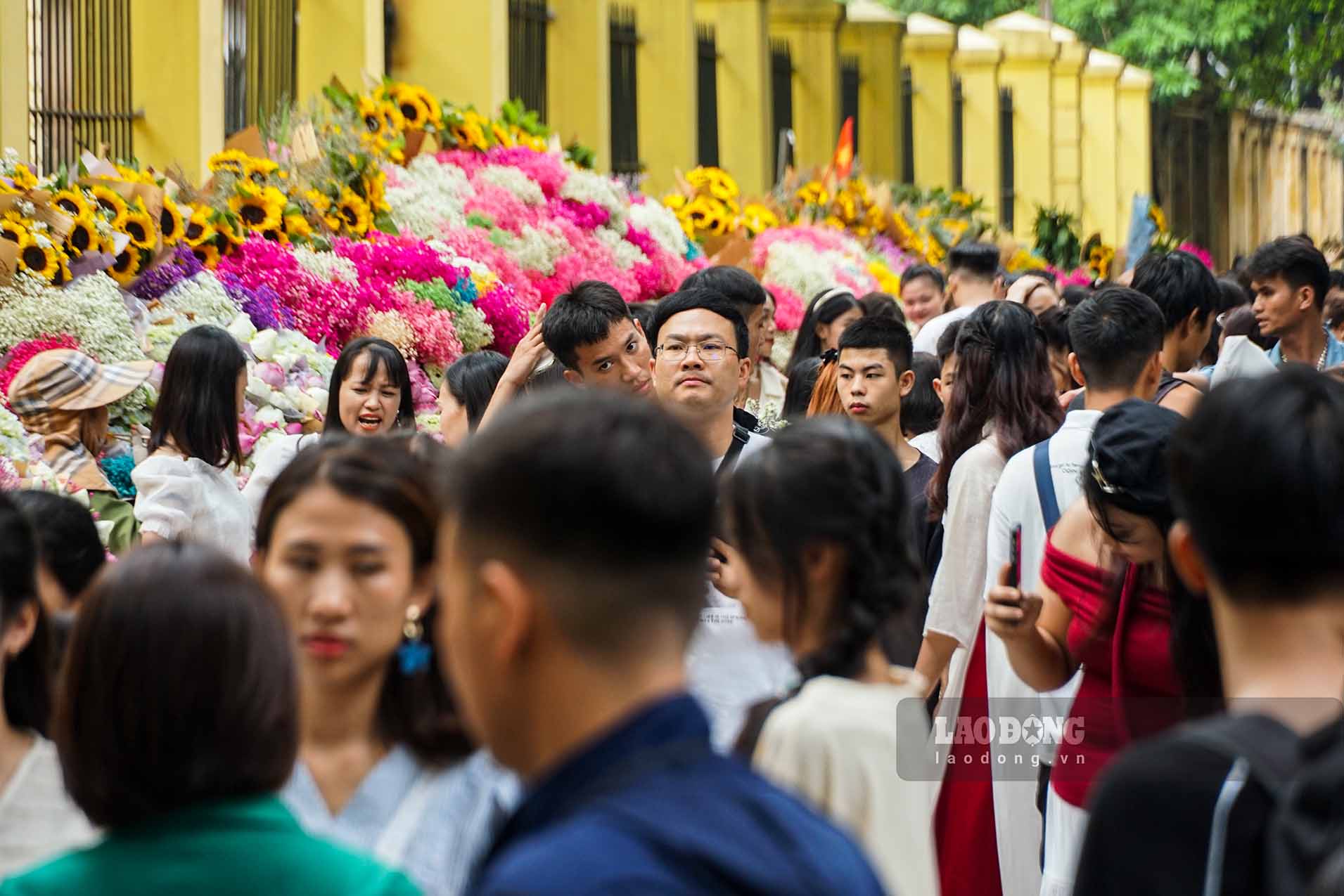 Theo quan sát, đoạn từ đường Hoàng Diệu đến đường Nguyễn Tri Phương (Hà Nội) đông đúc khi người dân và du khách đổ đến đây để săn ảnh đẹp.