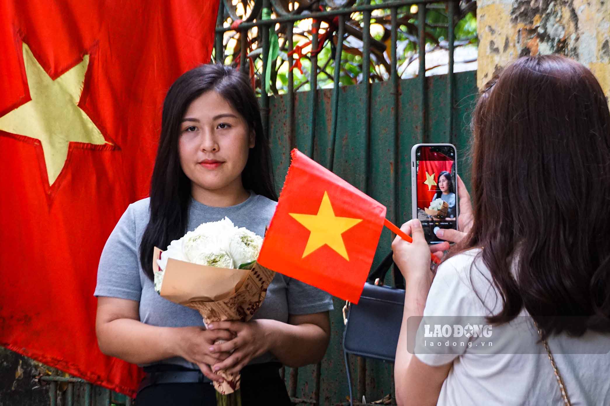 Trong khi đó, nhiều người dân đã lựa chọn thời điểm giữa trưa (12h30) đến chụp ảnh để tránh tình trạng đông người, nhưng khi đến nơi đều ngỡ ngàng vì dòng người chen chân tại các điểm chụp ảnh kỷ niệm.