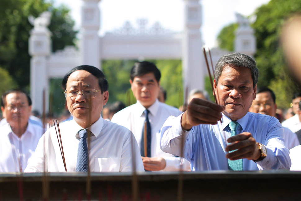 Ông Huỳnh Thanh Xuân - Phó Chủ tịch Tổng LĐLĐ Việt Nam (phải) và ông Phạm Anh Tuấn - Chủ tịch UBND tỉnh Bình Định dâng hương tại Lễ giỗ Hoàng đế Quang Trung lần thứ 232. Ảnh: Hoài Luân