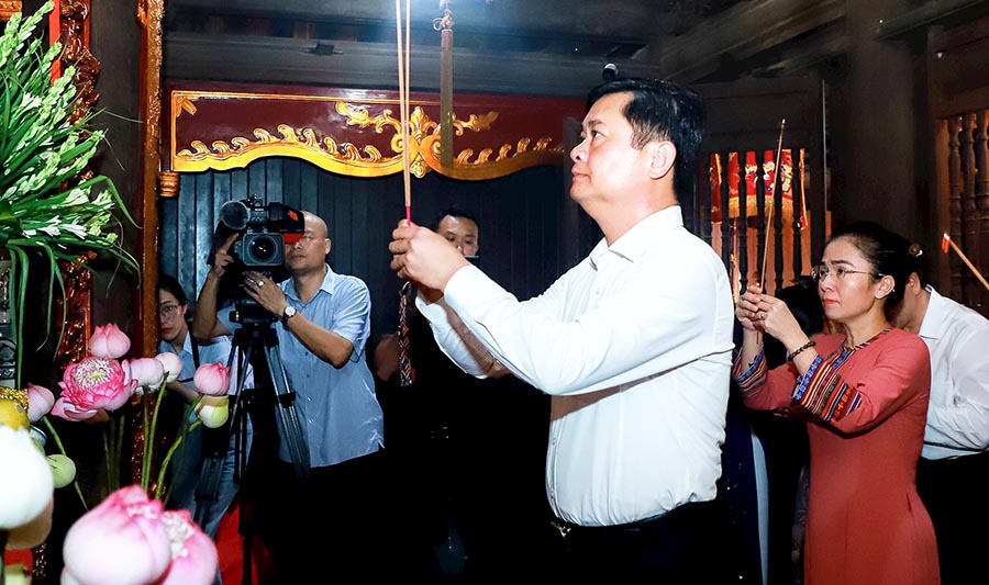 Lãnh đạo tỉnh Nghệ An dâng hương tưởng niệm anh hùng dân tộc, Hoàng đế Quang Trung trong lễ giỗ tại TP Vinh. Ảnh: Thành Duy