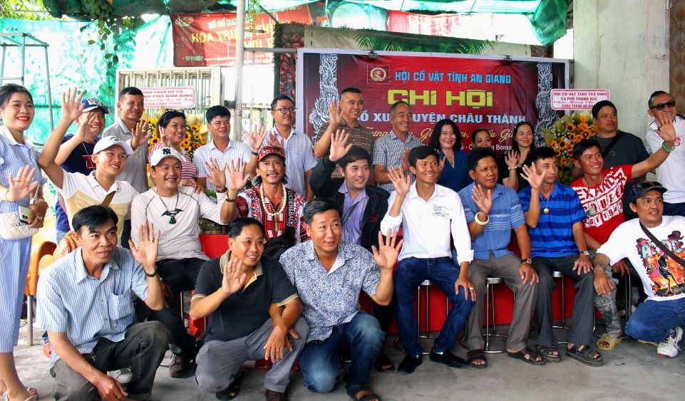 The meeting attracted dozens of collectors and antique enthusiasts from many localities in An Giang province and other provinces and cities. Photo: Luc Tung