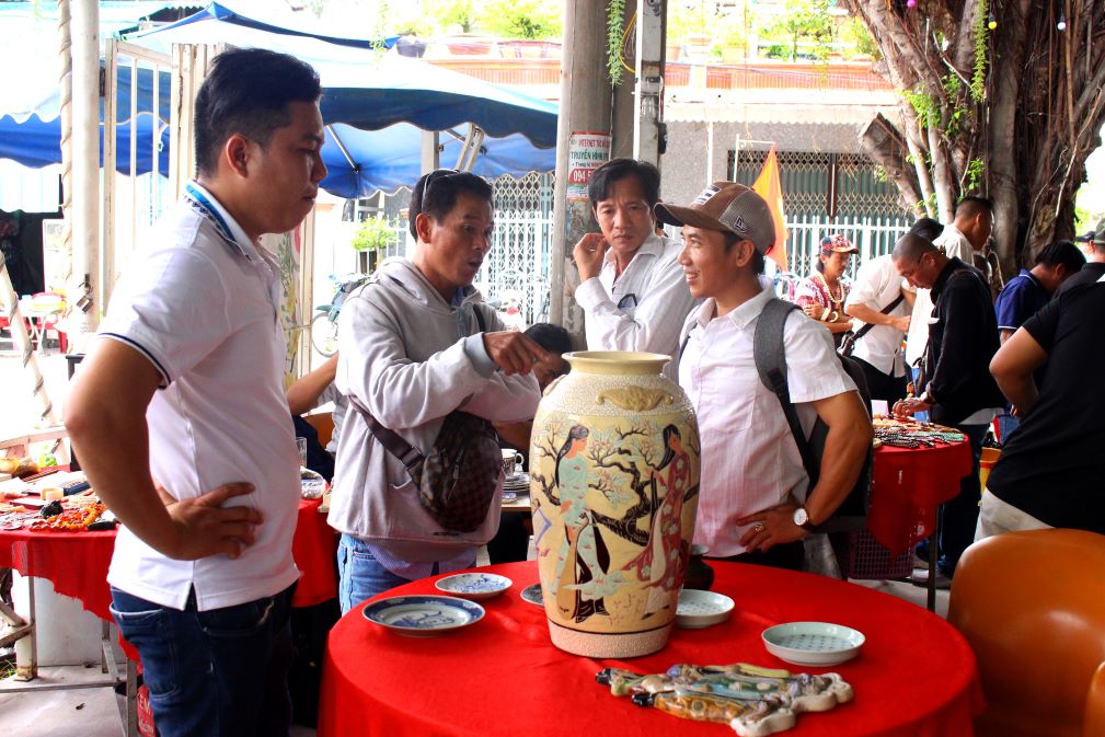 Collectors and antique enthusiasts share experiences and interact with each other in a spirit of joy and solidarity. Photo: Luc Tung