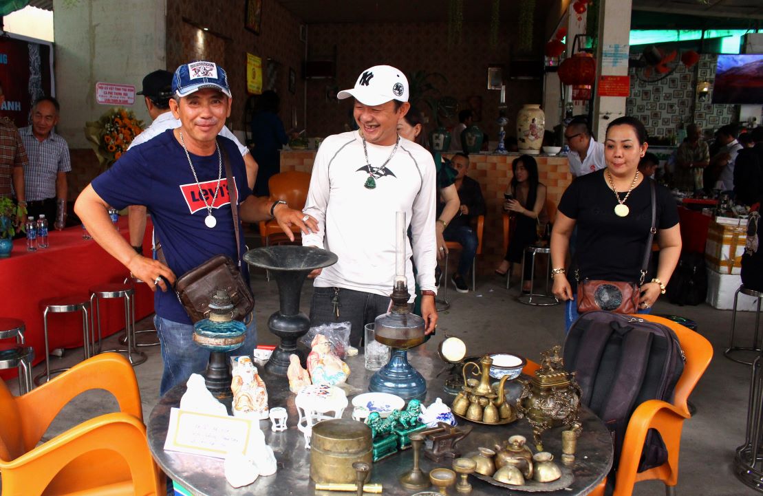 Ready to give each other friendly smiles of friends. Photo: Luc Tung