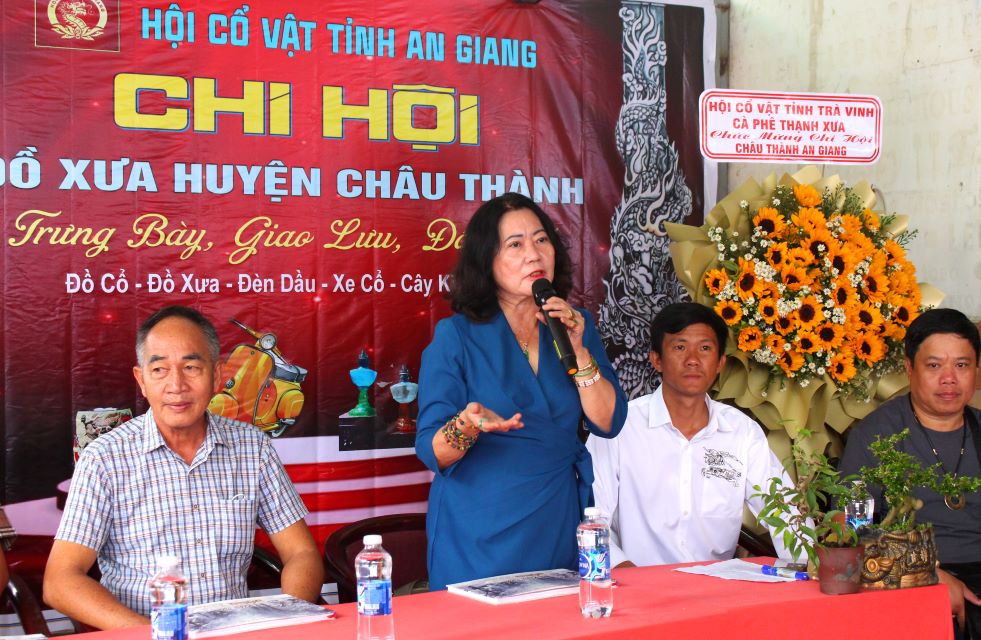 Collector Do Quyen - Chairman of the Antiques Association of An Giang province affirmed that with the theme "Discovering the unique cultural values ​​of the Southern people", this is not only a meaningful playground on the occasion of National Day 2.9 for antique enthusiasts, but also opens up many opportunities to spread the passion for healthy culture in the future. Photo: Luc Tung