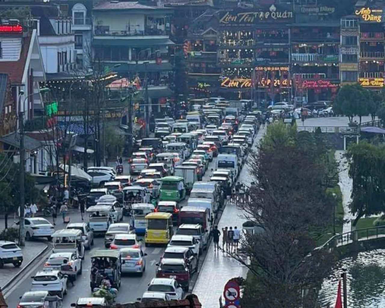 Xuan Vien section (center of Sa Pa town) is crowded with vehicles. Photo: Nguyen Trong Cung