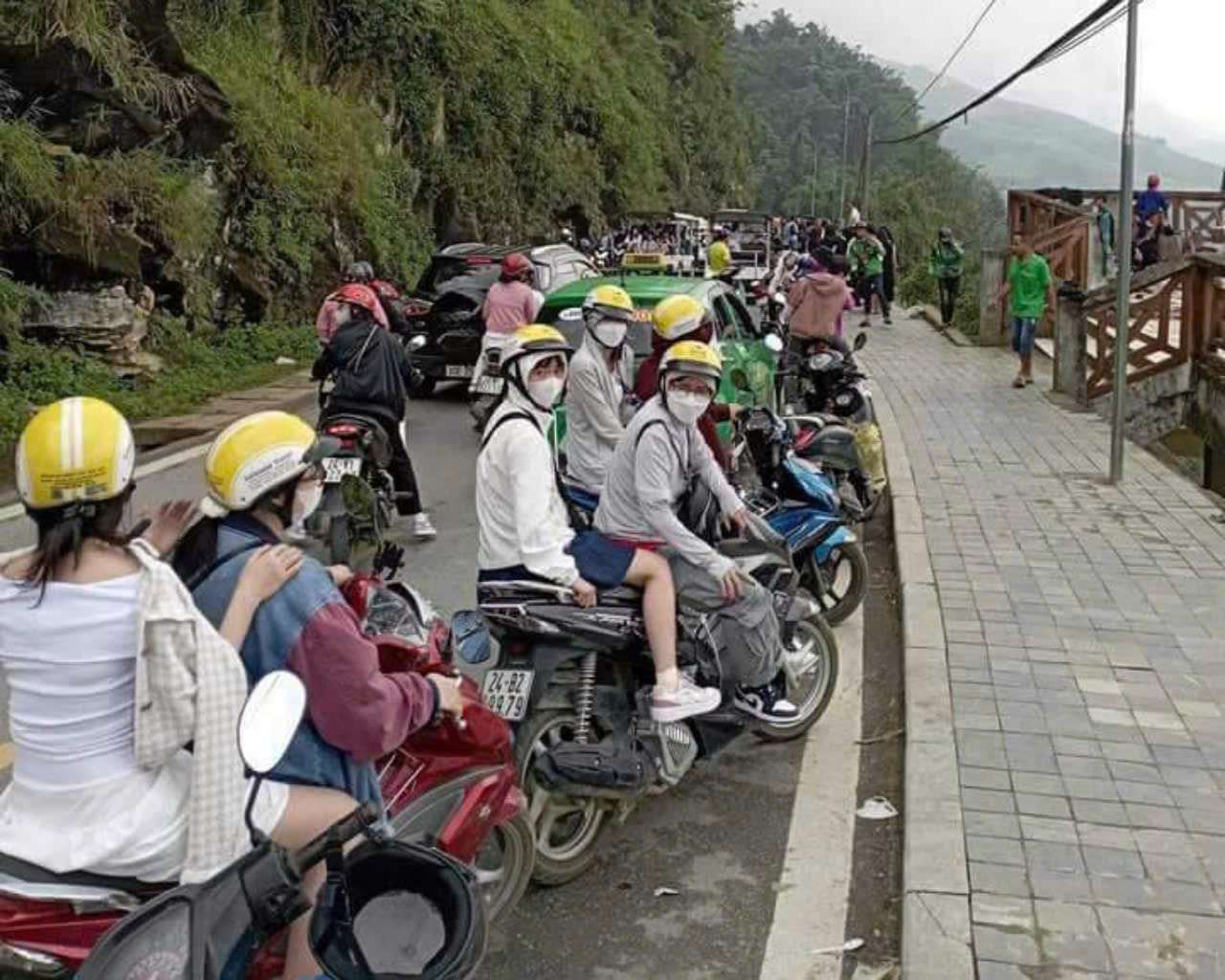 Long lines of customers on the road to Ta Van. Photo: Tuan in the highlands