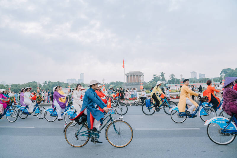 Hơn 150 người tham gia sự kiện "Đạp xe với áo dài" kết nối Di sản Hà Nội. Ảnh: Nguyễn Hiếu