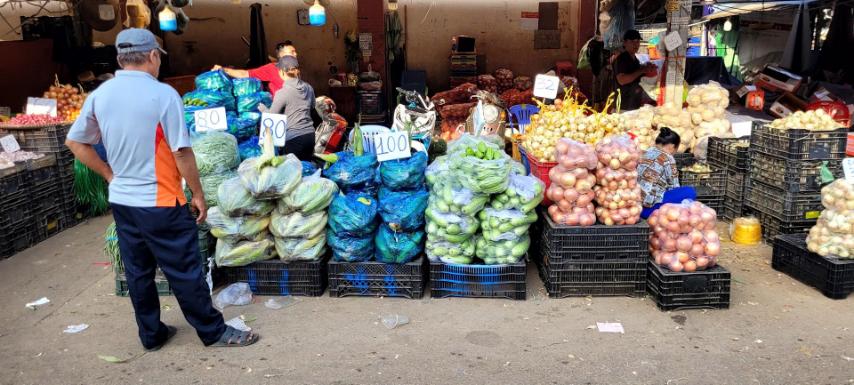  Dịp lễ lượng hàng hóa về chợ đầu mối dồi dào, giá không tăng. Ảnh: Huân Cao