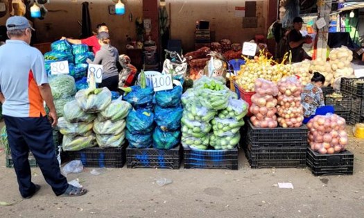 Dịp lễ lượng hàng hóa về chợ đầu mối dồi dào, giá không tăng. Ảnh: Huân Cao